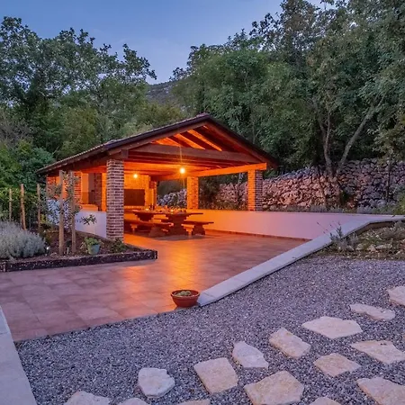 Traditional Poolside Surrounded By Nature In Tribalj 别墅